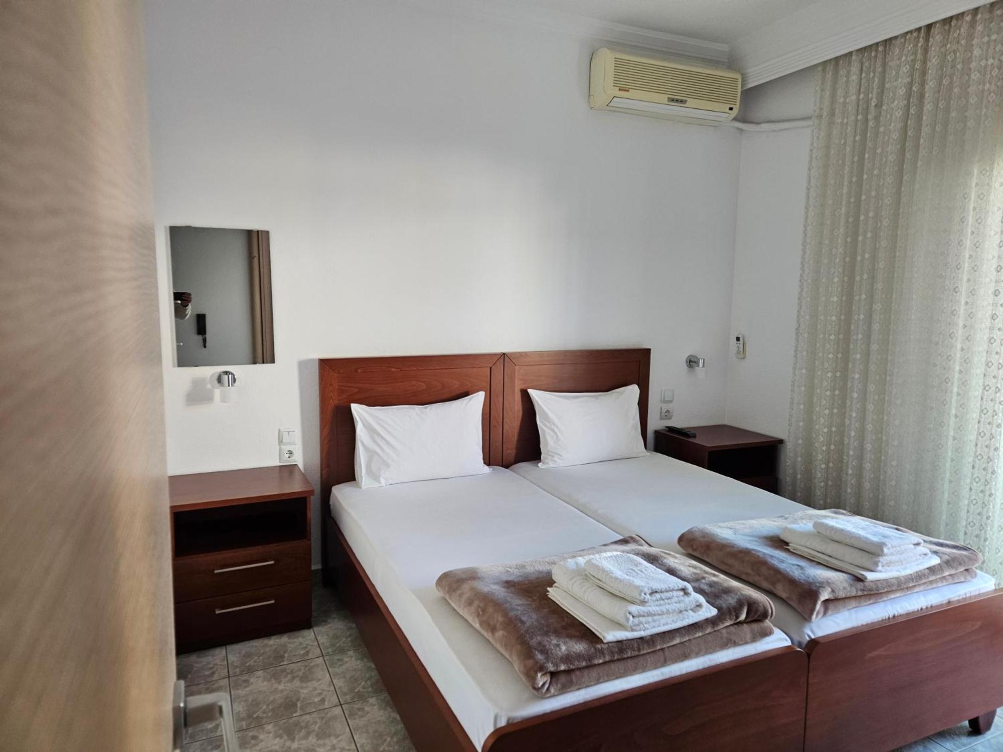 Leonidas Apartments Nea Peramos  Room photo